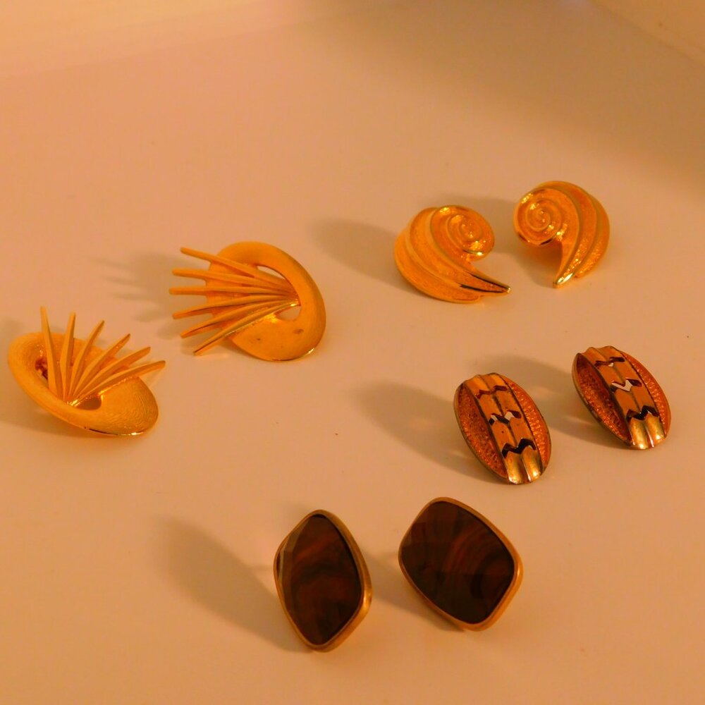 GROUP OF 4 CLIP-ON EARRINGS.